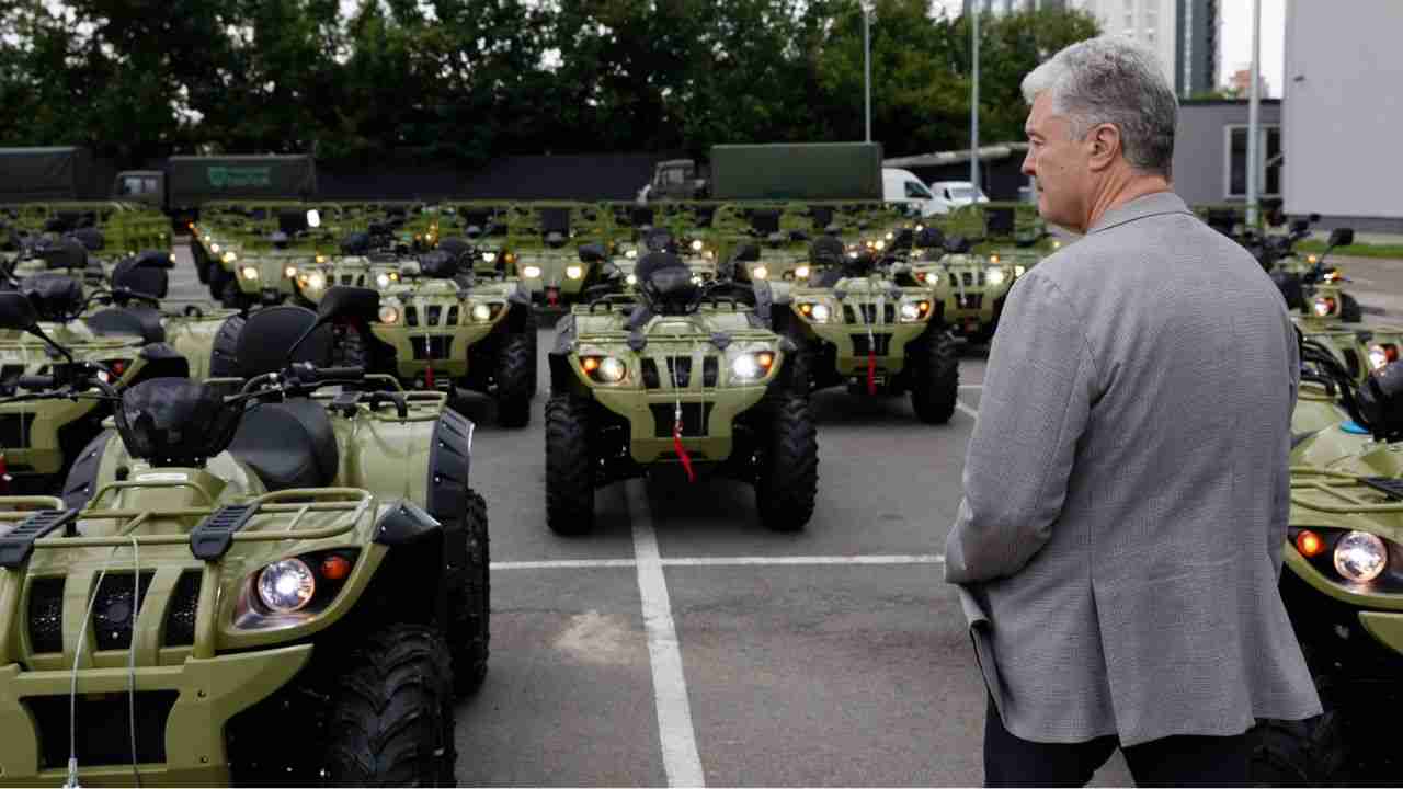 Poroshenko doa 92 quadriciclos ao Exército da Ucrânia para reforçar mobilidade na guerra