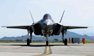 Reino Unido negocia compra de caças nucleares americanos para reforçar defesa aérea