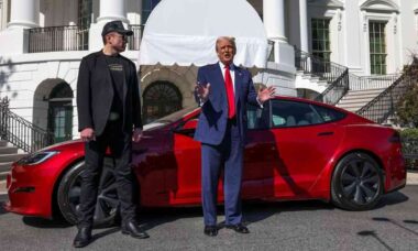 Donald Trump decide vender seu Tesla vermelho após briga com Elon Musk