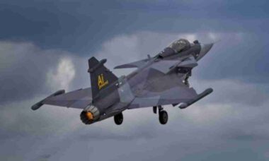 IA pilota caça Gripen em teste inédito e enfrenta piloto humano em combate aéreo simulado