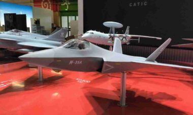 China revela modelo do caça J-35A em Paris e mira ampliar vendas militares