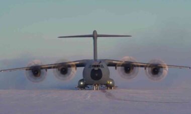 Airbus adapta A400M para lançar drones em voo e amplia papel da aeronave em operações militares