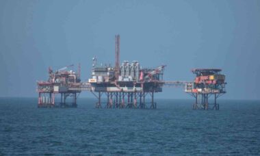 Guarda Costeira dos EUA resgata trabalhador com dores no peito em plataforma de petróleo