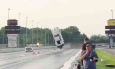 Piloto sobrevive após Corvette C7 decolar e capotar em prova de arrancada nos EUA