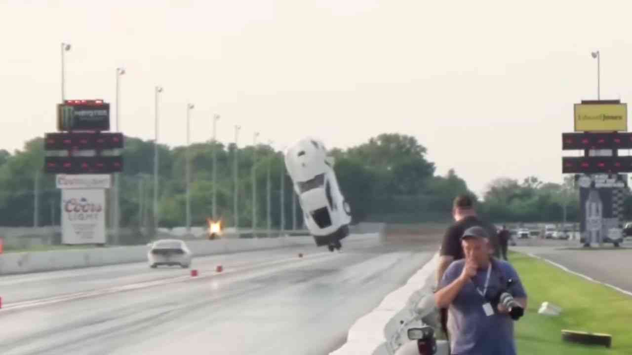 Piloto sobrevive após Corvette C7 decolar e capotar em prova de arrancada nos EUA