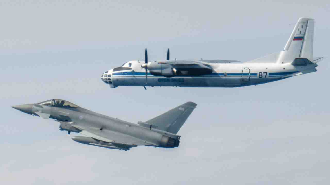Des chasseurs britanniques interceptent des avions russes en mer Baltique lors d'une opération de l'OTAN