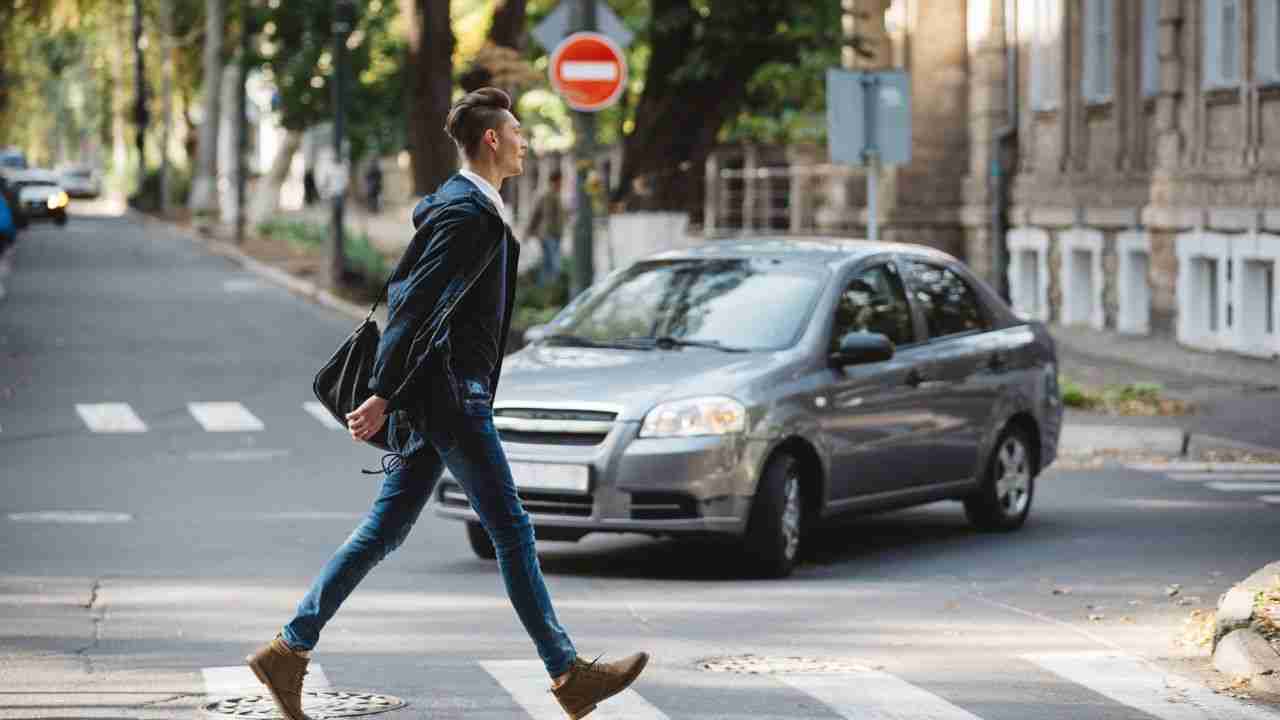 Sons de carros elétricos dificultam a localização por pedestres e aumentam riscos, diz estudo
