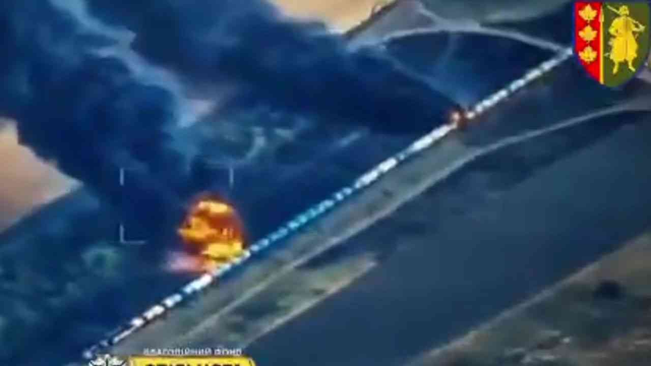 Drones ucranianos atacam trem russo carregado com combustível e causam incêndio