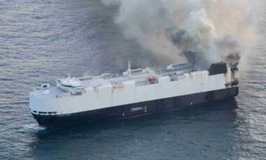 Incêndio obriga tripulação a abandonar navio cargueiro com 3 mil carros no Oceano Pacífico