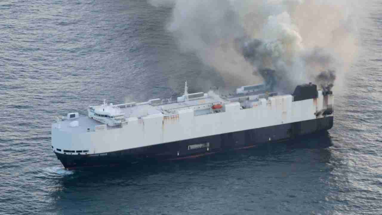 Feuer zwingt Besatzung, Frachtschiff mit 3.000 Autos im Pazifischen Ozean zu verlassen