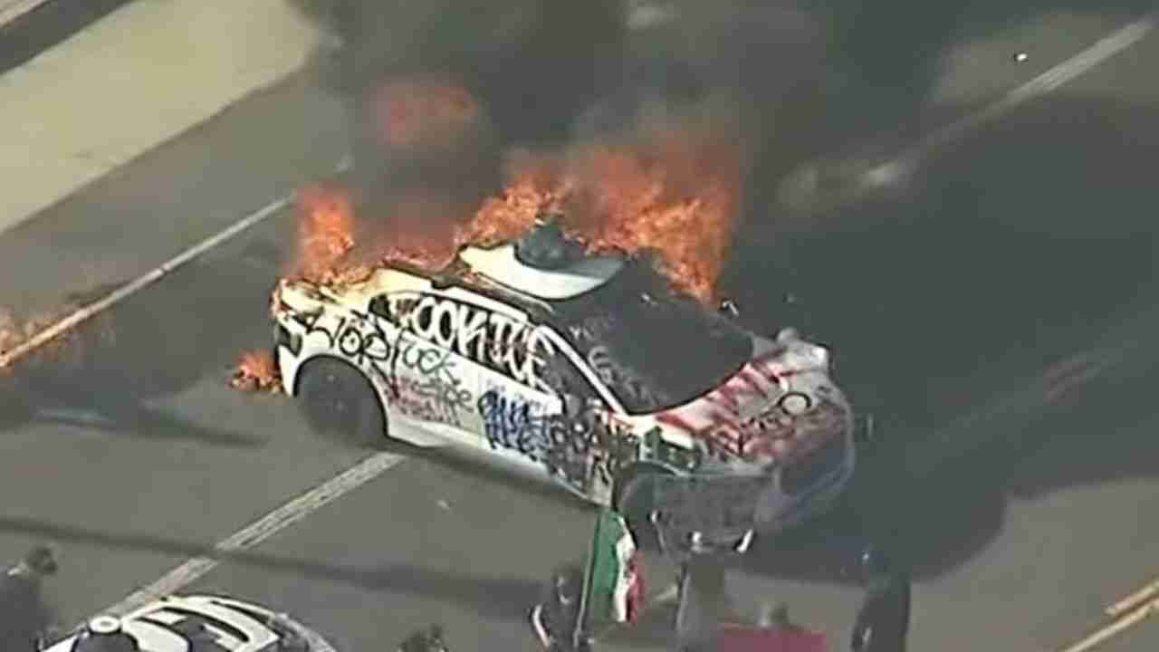 Manifestantes incendeiam carros autônomos da Waymo durante protestos contra Trump em Los Angeles