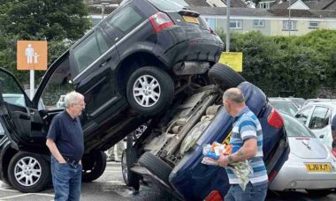 Land Rover causa acidente inusitado ao deixar carro sobre outro no Reino Unido (Facebook - David Bowden)