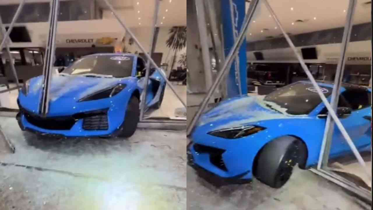 Ein Dieb versucht mit einem Corvette durch das Schaufenster zu fliehen und bleibt in einem Autohaus in den USA stecken