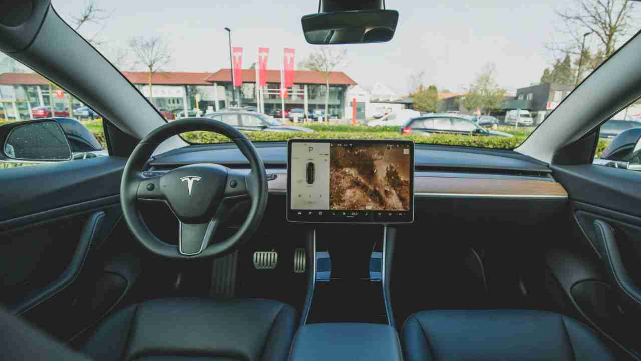 Tesla é investigada por falhas no sistema autônomo de direção após acidentes nos EUA