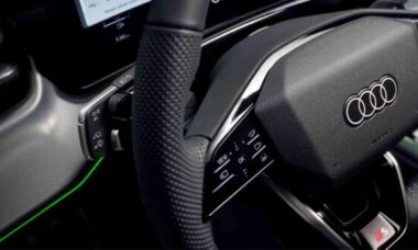 Novo Audi Q3 aposenta alavancas no volante e adota barra com controles integrados
