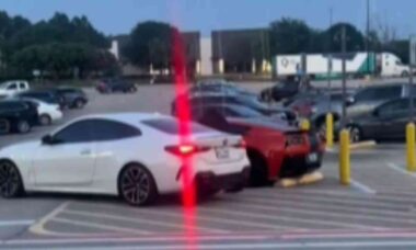 Vídeo viraliza ao flagrar homem tentando roubar Corvette em estacionamento de Walmart nos EUA