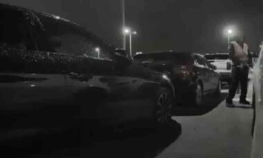 Funcionário do Aeroporto de Manchester é flagrado urinando em Range Rover de cliente