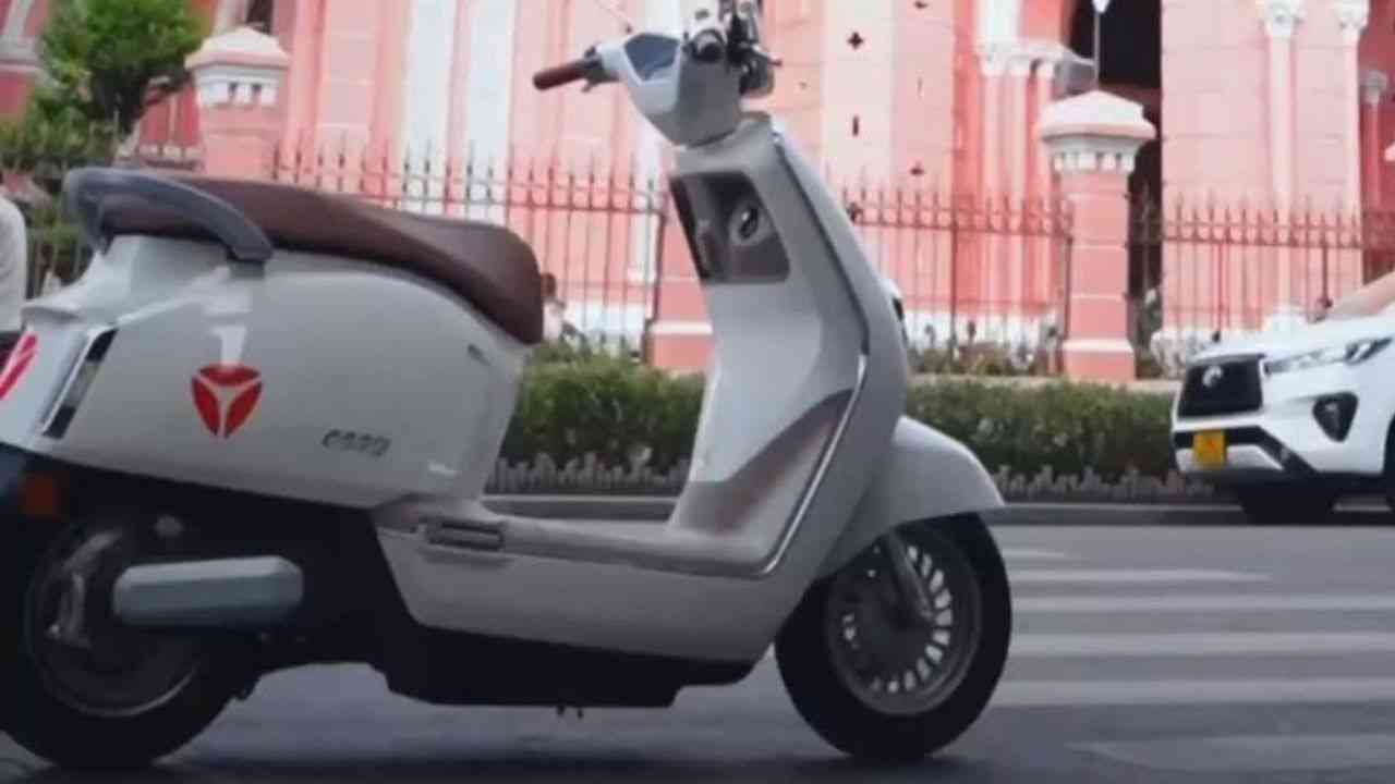 A Yadea bemutatja az „autonóm” robogót és az új elektromos modellekkel történő terjeszkedést célozza