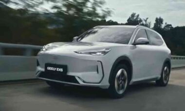 Geely impressiona ao testar bateria do EX5 com tanque de guerra