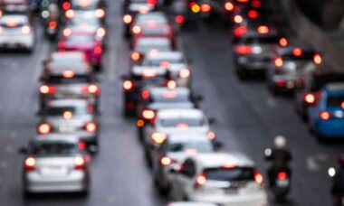 Mulher armada trava rodovia nos EUA ao se sentar no asfalto após colisão proposital