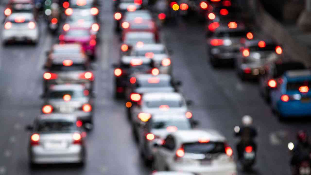 Donna armata blocca l'autostrada negli USA sedendosi sull'asfalto dopo una collisione volontaria