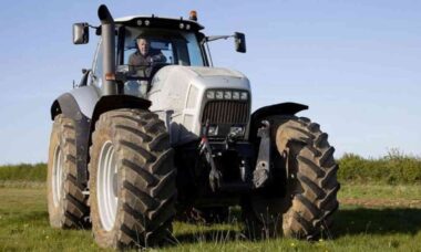 Jeremy Clarkson vende trator Lamborghini por US$ 95 mil após menos de um ano