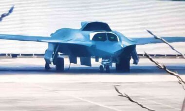 China desenvolve jato Chengdu J-36 com design inovador e três motores para missões furtivas