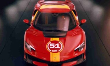 Ferrari revela o supercarro 296 Piloti exclusivo para pilotos de pista