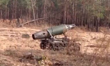 Drone terrestre ucraniano com lançador NARs. Fonte: X @TheDeadDistrict