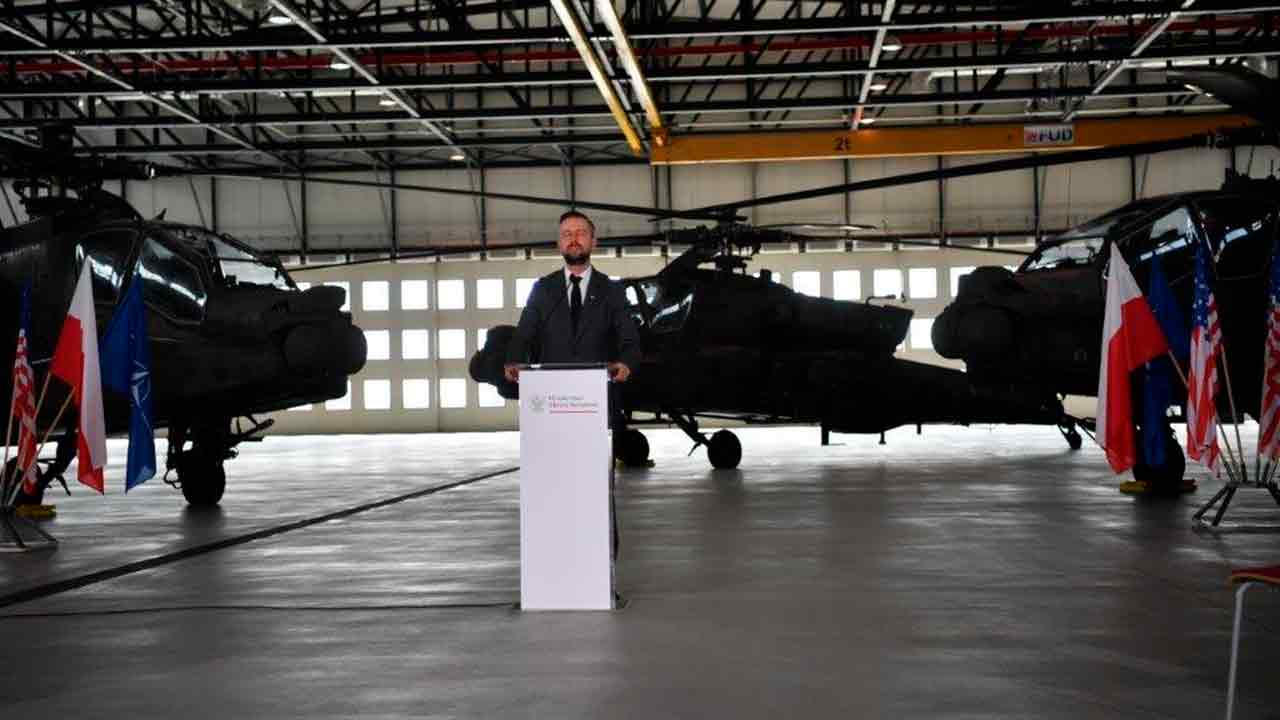 미국에서 임대한 첫 아파치 헬기, 폴란드 착륙. @MON_GOV_PL