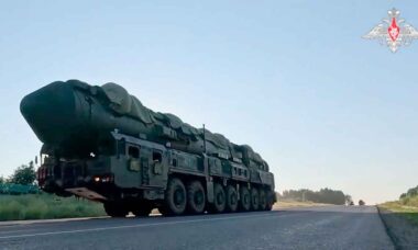 Rússia movimenta lançadores de mísseis nucleares Yars em simulações de combate real. Telegram @mod_russia