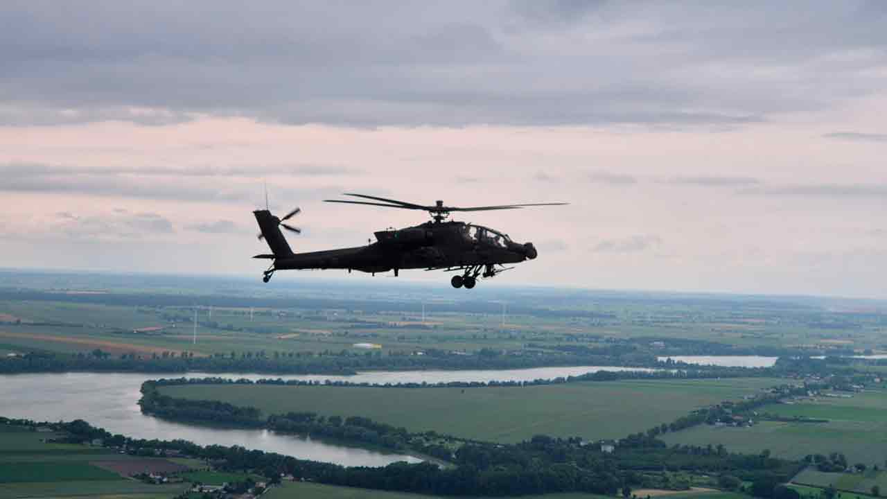 미국에서 임대한 첫 아파치 헬기, 폴란드 착륙. @MON_GOV_PL