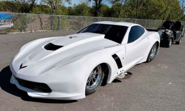 Corvette C7 decola e capota em prova de arrancada nos EUA em acidente impressionante (YouTube @Extreme660DragRacing)