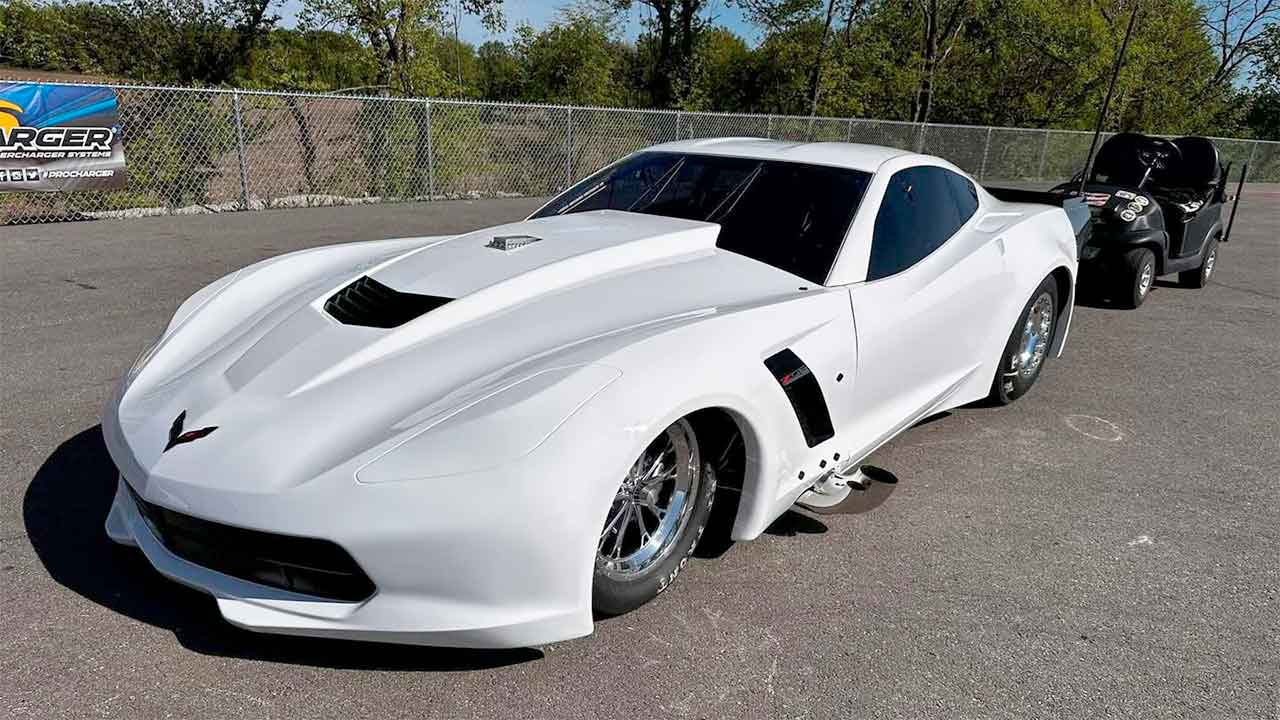 Corvette C7 decola e capota em prova de arrancada nos EUA em acidente impressionante (YouTube @Extreme660DragRacing)