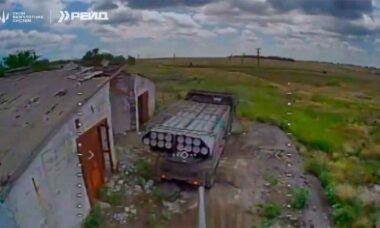 Drone ucraniano destrói raro lançador norte-coreano M1991 em Donetsk. Telegram @raid_413