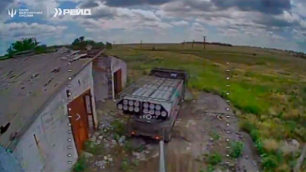 Ukrainische Drohne zerstört seltenen nordkoreanischen M1991-Raketenwerfer in Donezk. Telegram @raid_413