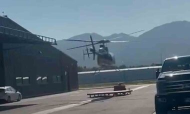 Vídeo impressionante mostra helicóptero Bell 407 colidindo com hangar durante decolagem. Telegram @AviaCT