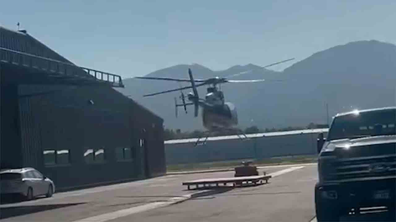 Chokerende video viser Bell 407-helikopter kollidere med hangar under takeoff. Telegram @AviaCT