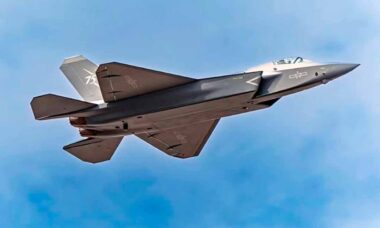 Paquistão se prepara para receber novo caça chinês J-35. X @Defence_Index