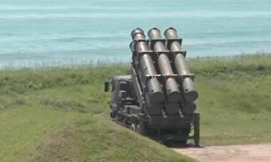 Forças japonesas testam míssil Tipo 88 para conter avanço naval chinês. X @AsagumoNews52