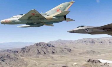 MiG-21 lidera F-22 em tributo secreto revelado. X @rookisaacman