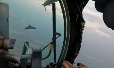 Mi‑24 ucraniano acompanha de perto drone kamikaze Geran‑2. Telegram @infomil_live