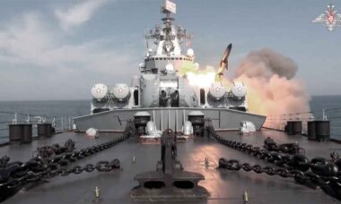 Frota russa realiza disparos de mísseis de cruzeiro no Mar do Japão; veja o vídeo. Telegram @mod_russia