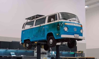 Kombi clássica que sobreviveu a incêndio na Califórnia será restaurada pela Volkswagen nos EUA