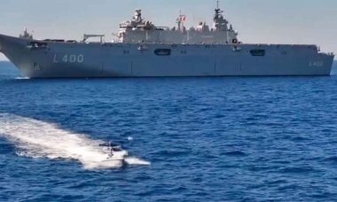 Exército turco usa Bayraktar TB3 para guiar drone naval em teste de ataque de precisão. X @Savunma__Sanayi