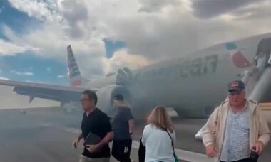 Vídeo mostra momento em que trem de pouso de avião da American Airlines pega fogo durante decolagem. X @thenewarea51