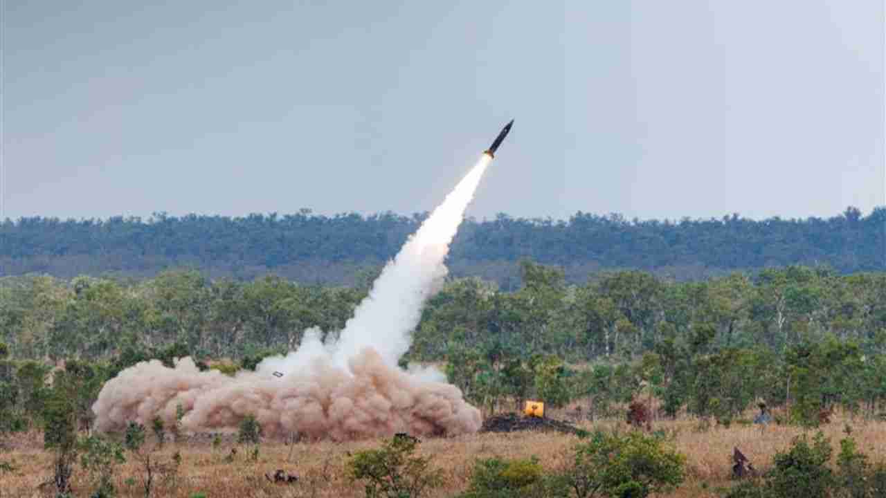 USA gjennomfører en HIMARS-missiltest på en avsidesliggende ø under en internasjonal militærøvelse