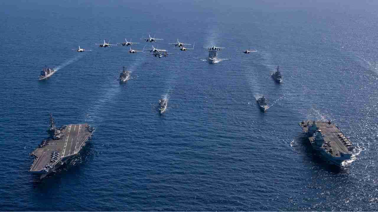 英国と米国の空母が太平洋で合同軍事演習を実施