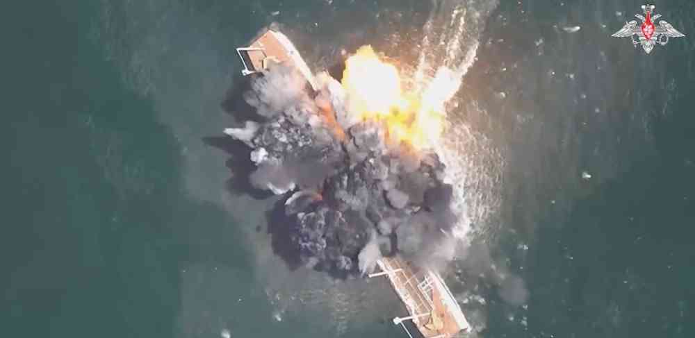 La Russia testa un nuovo drone navale d'attacco durante grandi esercitazioni militari (X @front_ukrainian)