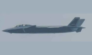 China testa J-20S: caça furtivo com controle de drones e tecnologia avançada
